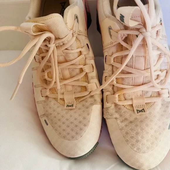 Nike Metcon 5 Women's Athletic Shoes for gym in Cream and Pink - Picture 4 of 8